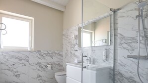 Villa | Bathroom - Extraordinary Luxury Design Villa With Pool, Spa & Wellness (Svetvincenat)