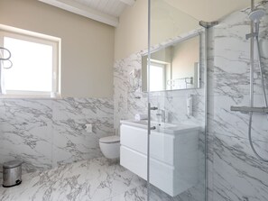 Villa | Badezimmer | Badewanne, Haartrockner, Handtücher
