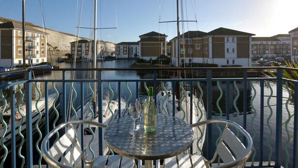Apartment | Balcony - Cozy Apartment in Brighton near Sea (Brighton)