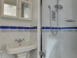 Bathtub, towels - Cozy Apartment in Brighton near Sea (Brighton)