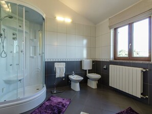 Villa | Bathroom | Shower, towels