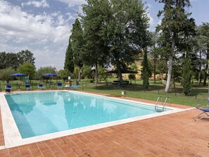 Inomhuspool och utomhuspool