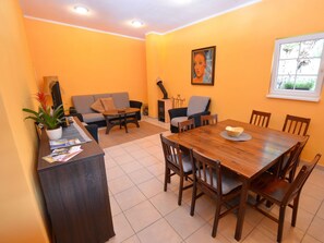 House | Dining - Bedroom Farmhouse by the Woods (Malecov)