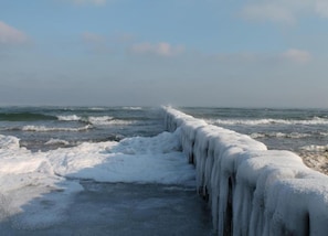 A frozen sea with a solid ice barrier extending into the water. - Idyllische Wohnung an der Ostseekueste (Damshagen)