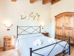 House | 2 bedrooms, individually furnished, bed sheets - Farmhouse in Apecchio With Pool (Apecchio)
