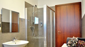 House | Bathroom | Shower, towels