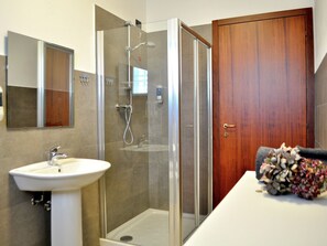 House | Bathroom | Shower, towels