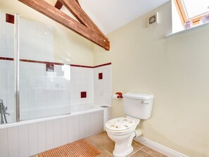 Combined shower/bathtub, towels - Modern Cottage Located in the Beautiful Village of Chillington Near Slapton Beach (Kingsbridge)