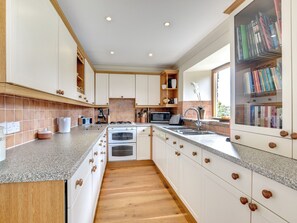 Fridge, microwave, oven, dishwasher - Modern Cottage Located in the Beautiful Village of Chillington Near Slapton Beach (Kingsbridge)
