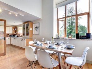 Fridge, microwave, oven, dishwasher - Modern Cottage Located in the Beautiful Village of Chillington Near Slapton Beach (Kingsbridge)