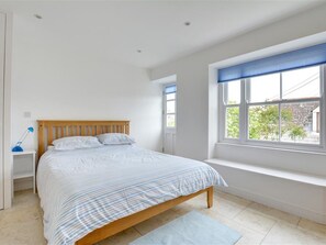 2 Schlafzimmer, individuell eingerichtet, Bettwäsche