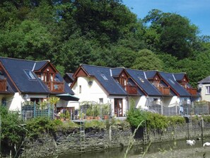 Exterior - Plush Holiday Home Overlooking Petherick Creek in Cornwall (Wadebridge)
