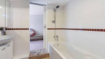 House | Bathroom | Bathtub, towels