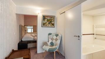 1 bedroom, bed sheets
