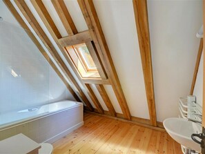 Combined shower/bathtub, towels - Modern, Comfortable Holiday Home in a Small Holiday Park (Camelford)