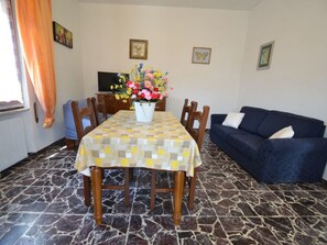Villa | Dining - Cosy and Comfortable Apartment in Marina di Massa, Near the Beach (Massa)