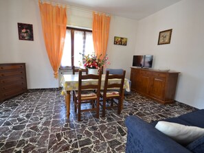 Villa | Dining - Cosy and Comfortable Apartment in Marina di Massa, Near the Beach (Massa)