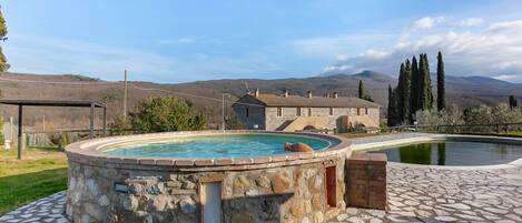 Hồ bơi ngoài trời