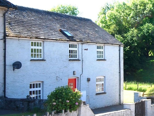 Cozy Apartment with Lovely Fireplace near Brecon Beacons National Park