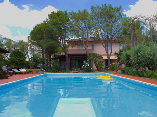 Outdoor pool - Villa With Private Swimming Pool and Garden Close to the Adriatic Coast (Civitanova Marche)