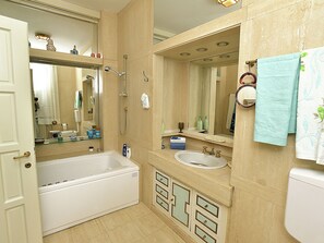 Villa | Bathroom | Combined shower/tub - Villa With Private Swimming Pool and Garden Close to the Adriatic Coast (Civitanova Marche)