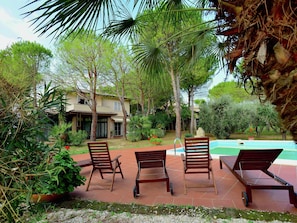 Outdoor pool - Villa With Private Swimming Pool and Garden Close to the Adriatic Coast (Civitanova Marche)