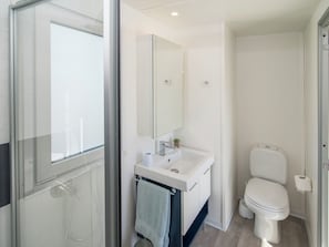 Villa | Bathroom | Shower, hair dryer, towels