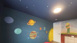 4 habitaciones, cunas, muebles diferentes y ropa de cama 