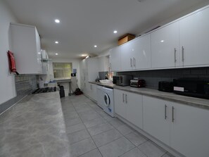 House | Private kitchen | Fridge, microwave, oven, stovetop