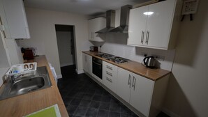 House | Private kitchen - Simplistic Holiday Home in Coventry With Garden (Coventry)