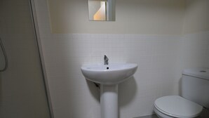 House | Bathroom - Simplistic Holiday Home in Coventry With Garden (Coventry)