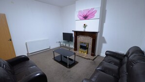 House | Living room - Simplistic Holiday Home in Coventry With Garden (Coventry)