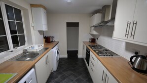 House | Private kitchen - Simplistic Holiday Home in Coventry With Garden (Coventry)