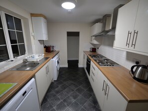 Ferienhaus | Eigene Küche | Wasserkocher mit Kaffee-/Teezubehör, Kühlschrank, Ofen, Geschirrspüler