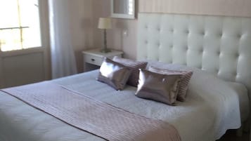 2 kamar tidur, minibar, dan seprai linen