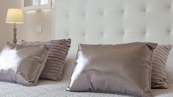 2 kamar tidur, minibar, dan seprai linen