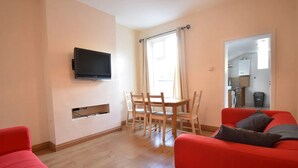 House | Living room - Appealing Holiday Home in Coventry near Belgrade Theatre (Coventry)