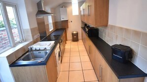 House | Private kitchen - Appealing Holiday Home in Coventry near Belgrade Theatre (Coventry)