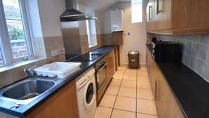 House | Private kitchen - Appealing Holiday Home in Coventry near Belgrade Theatre (Coventry)