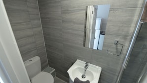 Huis | Badkamer | Een douche, handdoeken