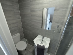 Ferienhaus | Badezimmer | Dusche, Handtücher