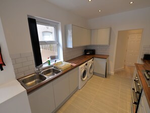 Ferienhaus | Eigene Küche | Kühlschrank, Mikrowelle, Ofen, Herdplatte