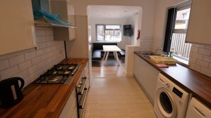 Huis | Privékeuken | Een koelkast, een magnetron, een oven, een kookplaat