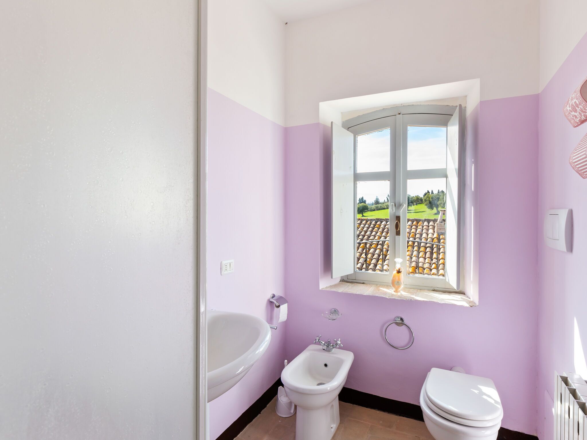 Bathtub, towels