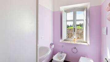 Bathtub, towels