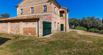 Vintage Holiday Home in Recanati With Garden