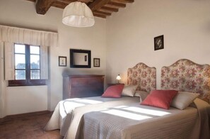 Casa | 7 quartos, individualmente mobiliados, roupa de cama