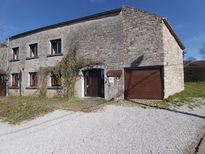 Exterior - Charming Holiday Home in Sautour With Private Garden (Philippeville)
