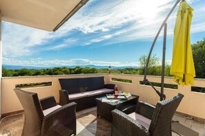 Apartment | Balcony - Spacious Apartment in The Croatian Islands (Malinska-Dubasnica)