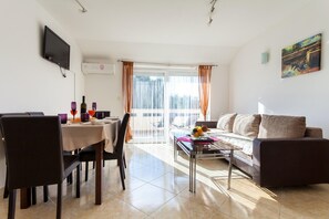 Apartment | Dining - Spacious Apartment in The Croatian Islands (Malinska-Dubasnica)